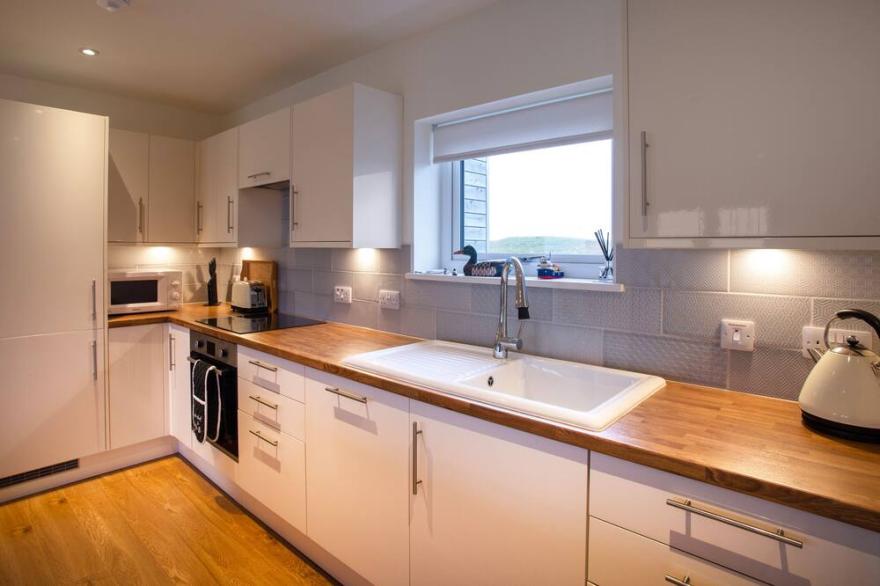 HEATHERLEA, pet friendly, with open fire in Lochmaddy, North Uist