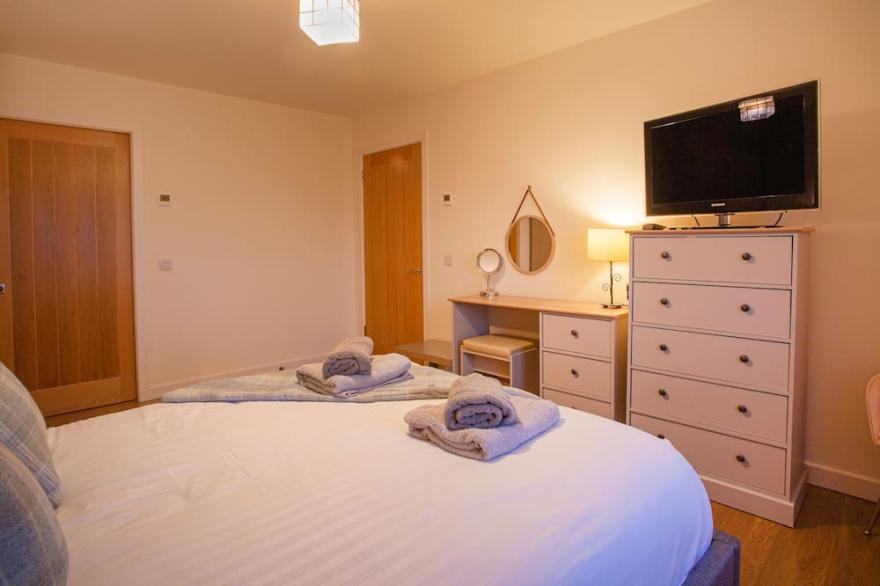 HEATHERLEA, pet friendly, with open fire in Lochmaddy, North Uist