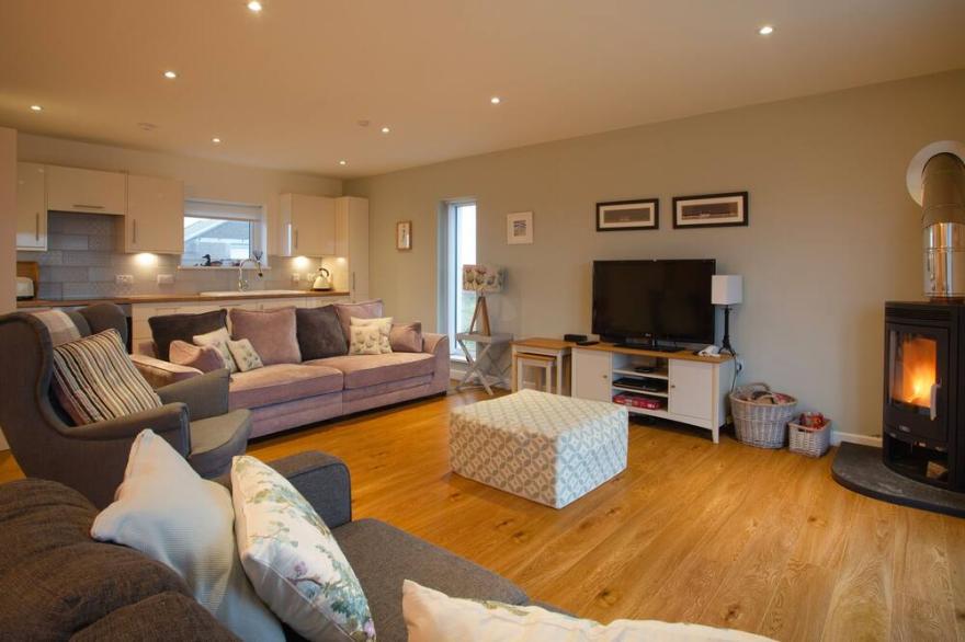 HEATHERLEA, pet friendly, with open fire in Lochmaddy, North Uist