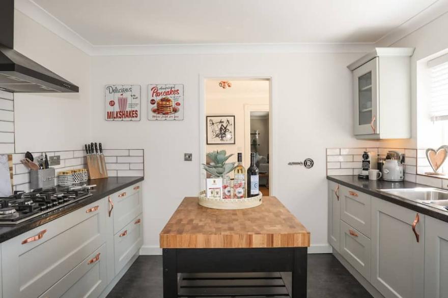 Y GOEDWIG, pet friendly, country holiday cottage in Llanfaelog
