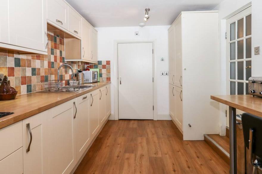TWELVE OAKS FARMHOUSE, pet friendly, with pool in Newton Abbot