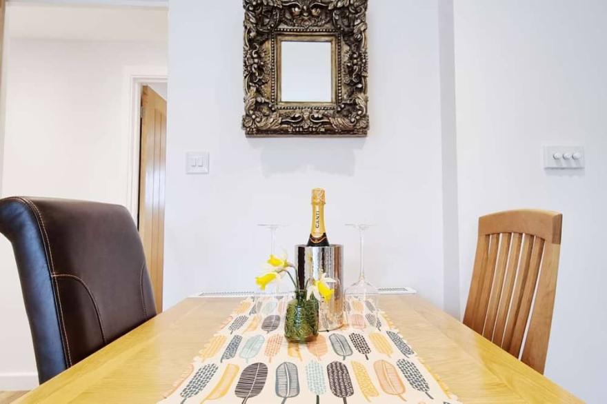 Beautifully  Presented One Bedroom Romantic Home & Private Hot Tub.