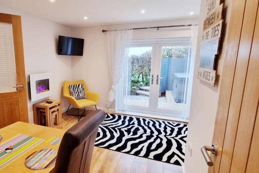 Beautifully  Presented One Bedroom Romantic Home & Private Hot Tub.