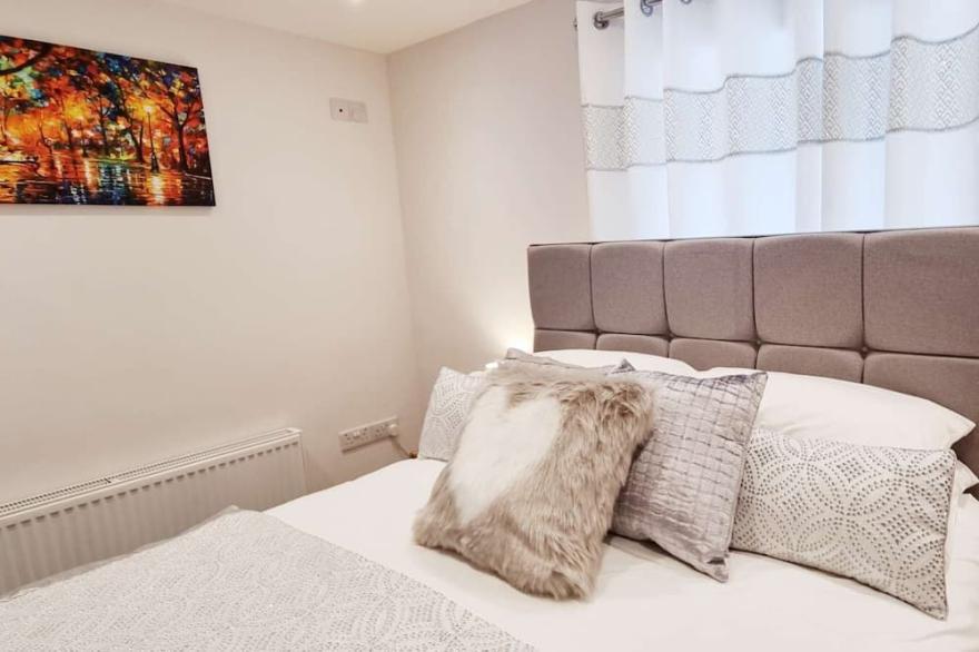 Beautifully  Presented One Bedroom Romantic Home & Private Hot Tub.