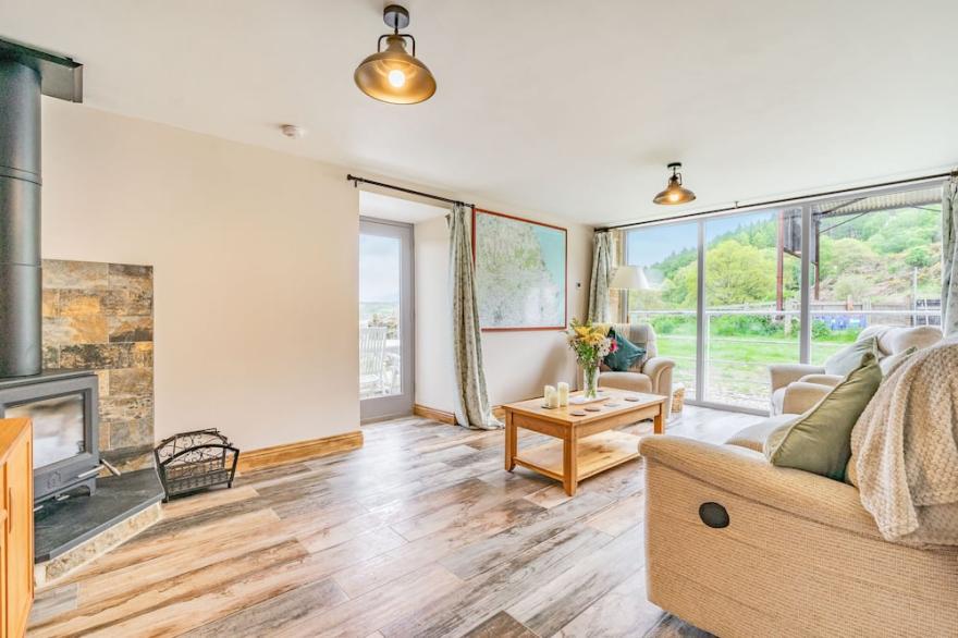 MEADOWSWEET, character holiday cottage, with hot tub in Goathland