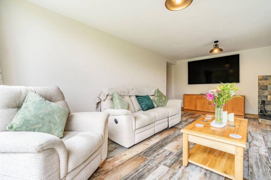 MEADOWSWEET, character holiday cottage, with hot tub in Goathland