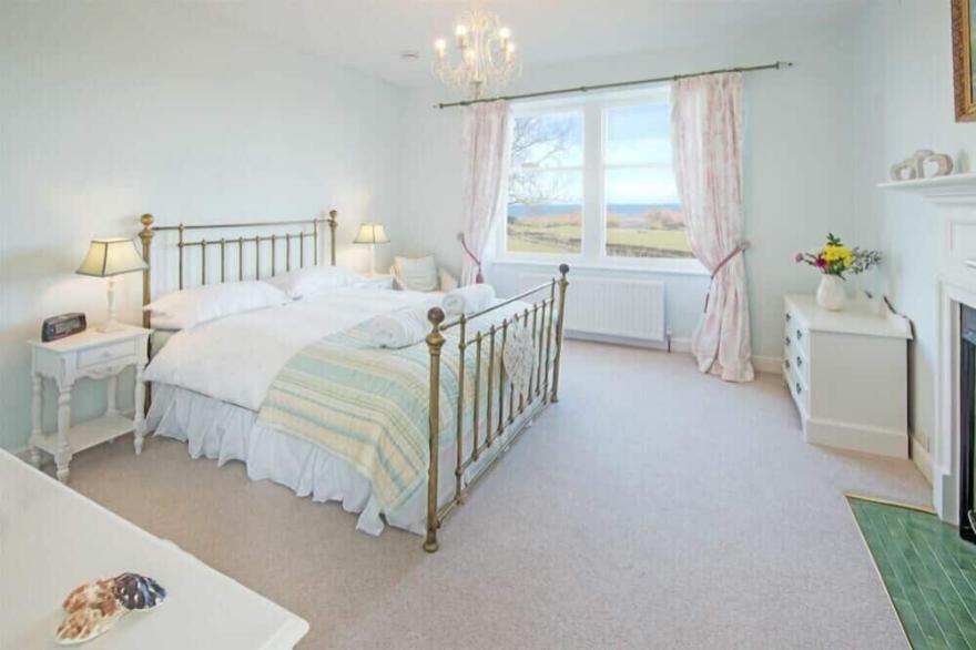 THE VILLAS NO3, family friendly, with open fire in Embleton