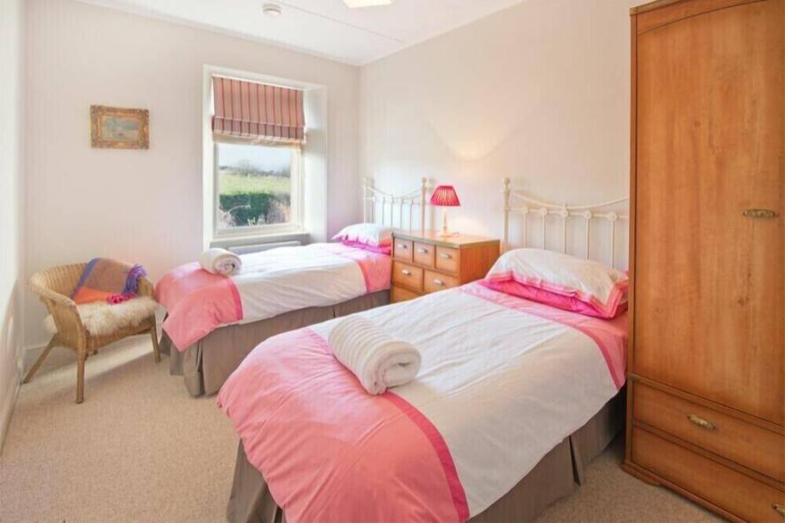 THE VILLAS NO3, family friendly, with open fire in Embleton
