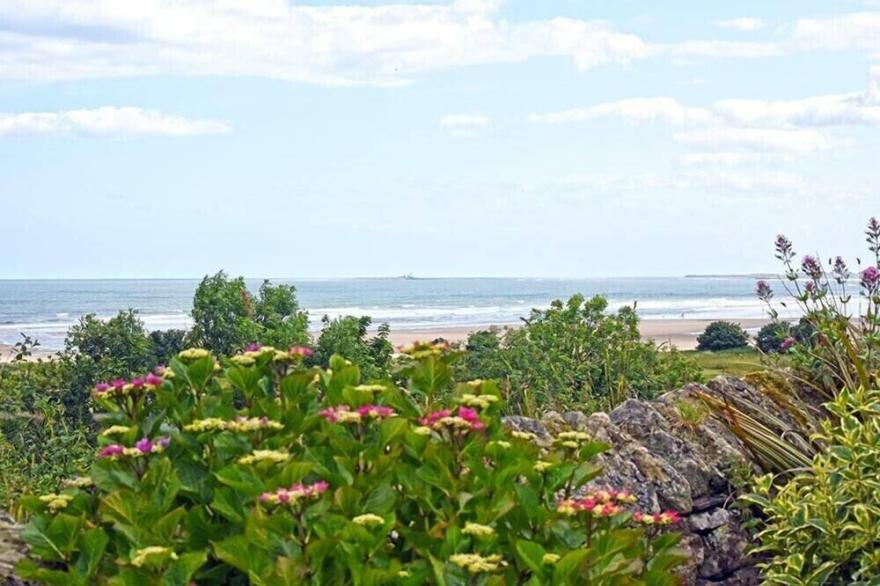 FRIARS COURT, pet friendly, country holiday cottage in Alnmouth
