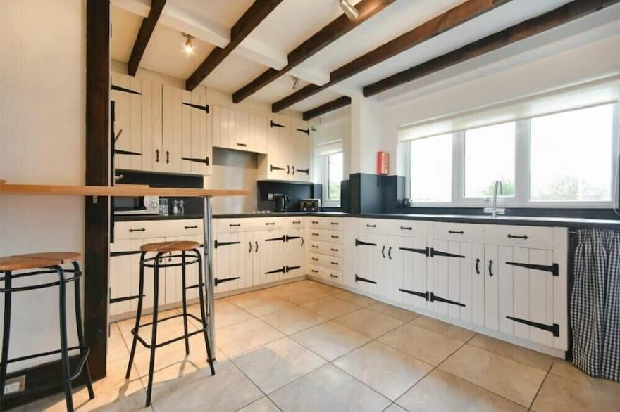 FRIARS COURT, pet friendly, country holiday cottage in Alnmouth