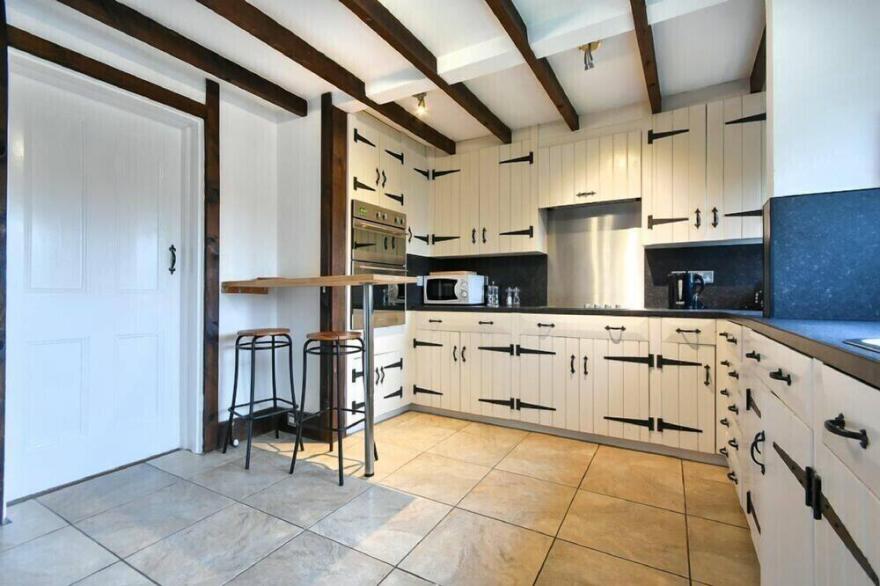 FRIARS COURT, pet friendly, country holiday cottage in Alnmouth