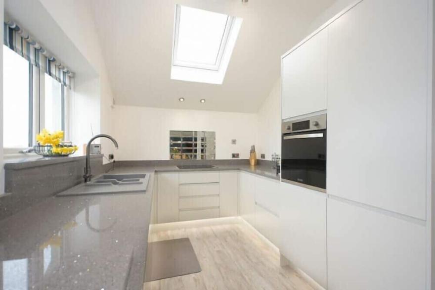 VIEWPOINT, pet friendly, with a garden in Alnmouth