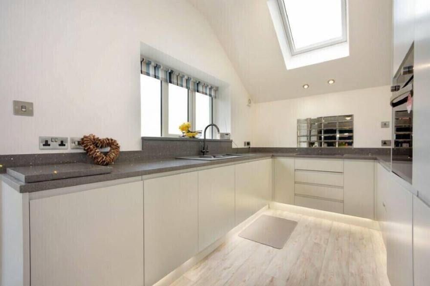 VIEWPOINT, pet friendly, with a garden in Alnmouth