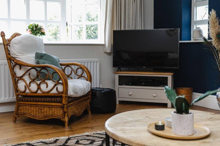 ROSEDALE LODGE, pet friendly, country holiday cottage in Alnmouth