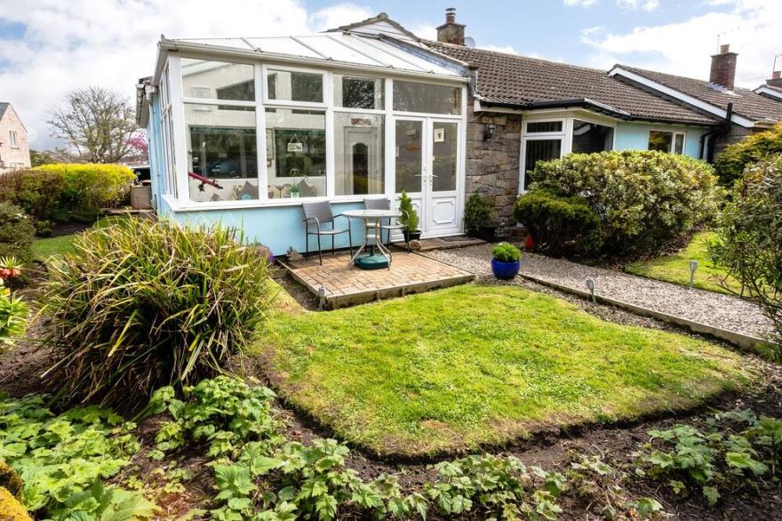 PALMERS REST, pet friendly, country holiday cottage in Beadnell