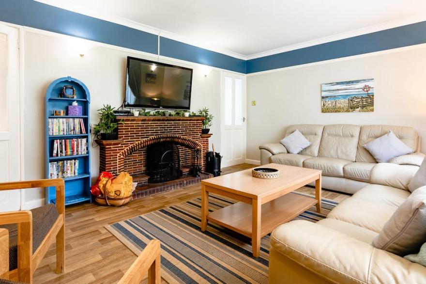 PALMERS REST, pet friendly, country holiday cottage in Beadnell