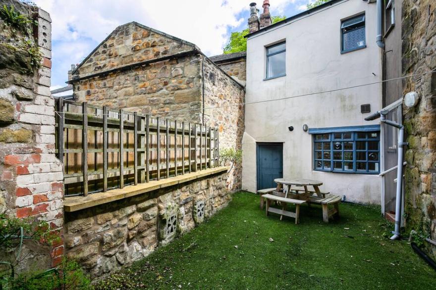 ALGERNON HOUSE, family friendly, with open fire in Alnwick