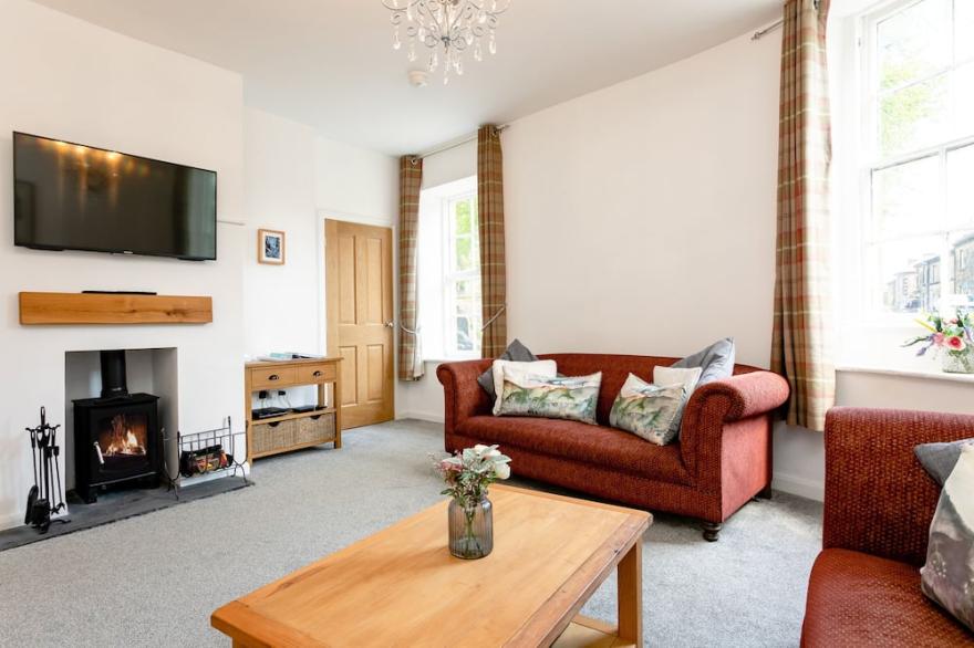 ALGERNON HOUSE, family friendly, with open fire in Alnwick
