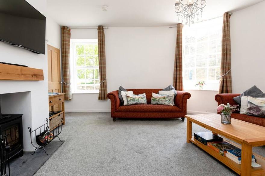 ALGERNON HOUSE, family friendly, with open fire in Alnwick