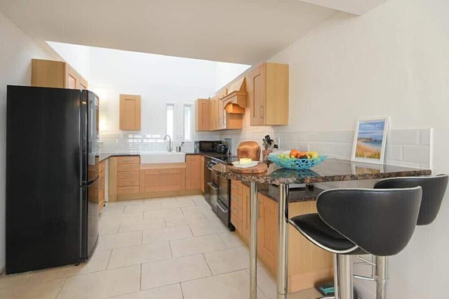 DELL POINT, family friendly, country holiday cottage in Beadnell
