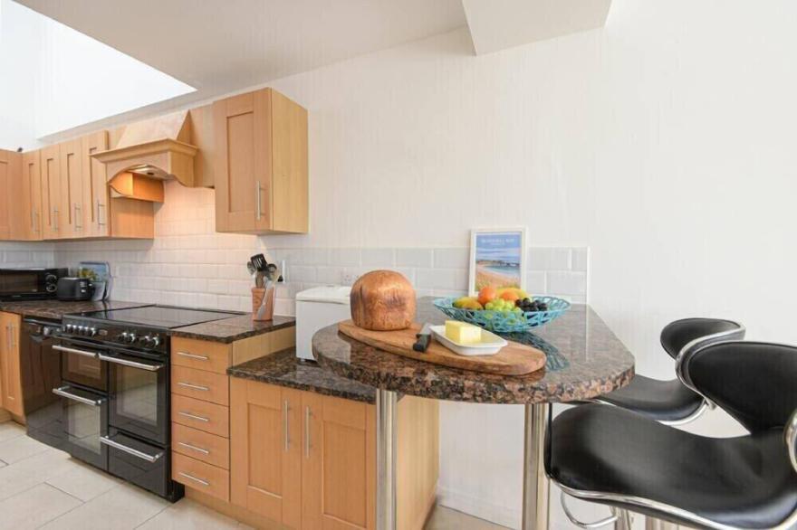 DELL POINT, family friendly, country holiday cottage in Beadnell