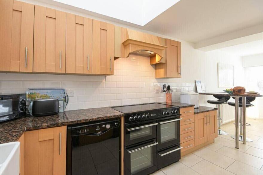 DELL POINT, family friendly, country holiday cottage in Beadnell