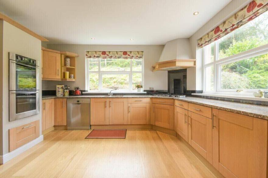 TREETOPS, pet friendly, with hot tub in West Thirston/Felton