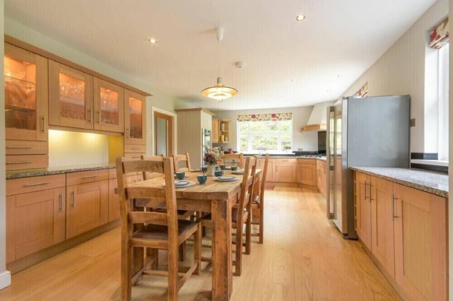 TREETOPS, pet friendly, with hot tub in West Thirston/Felton
