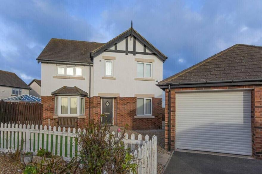 COASTAL VIEW, pet friendly, with a garden in Seahouses