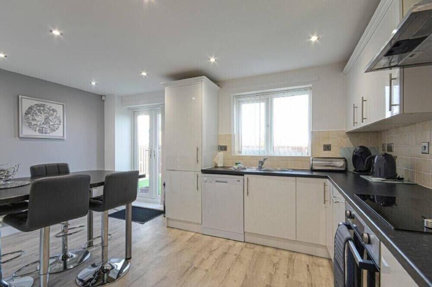 COASTAL VIEW, pet friendly, with a garden in Seahouses