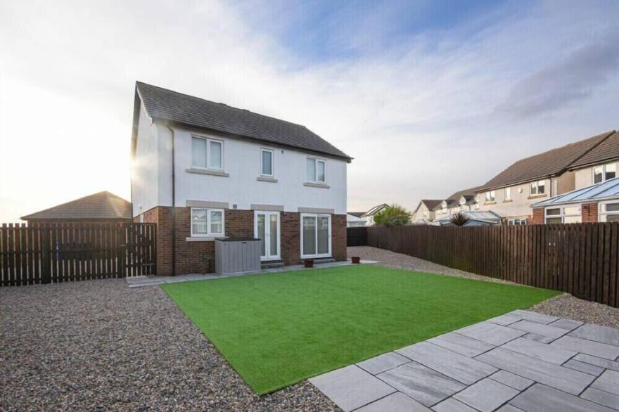 COASTAL VIEW, pet friendly, with a garden in Seahouses