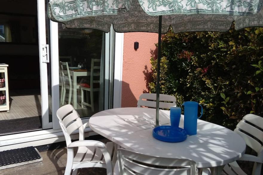 A homely coastal snug, tucked in a quiet area, a short walk to the shore.