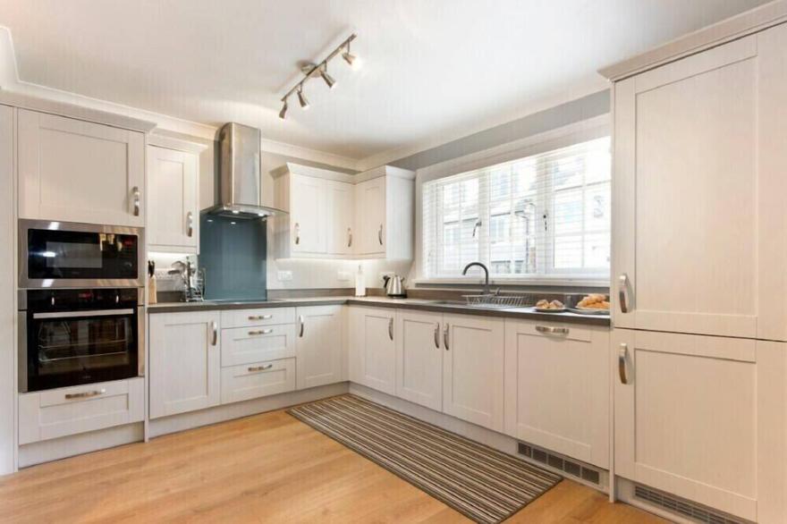 CASTLEWOOD, pet friendly, country holiday cottage in Bamburgh