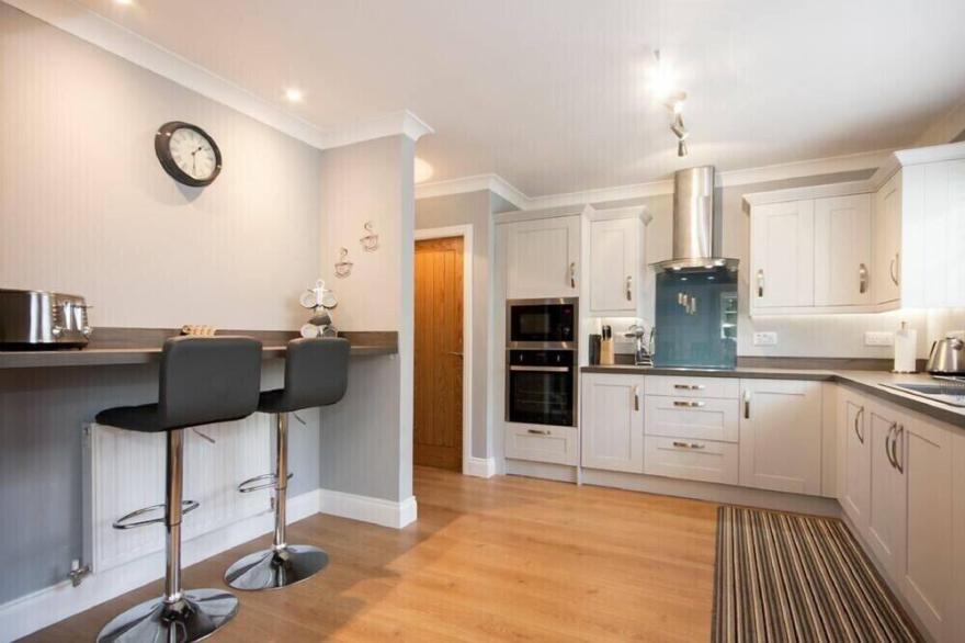 CASTLEWOOD, pet friendly, country holiday cottage in Bamburgh