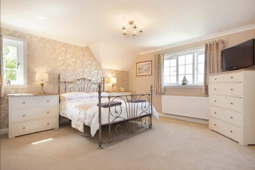 CASTLEWOOD, pet friendly, country holiday cottage in Bamburgh