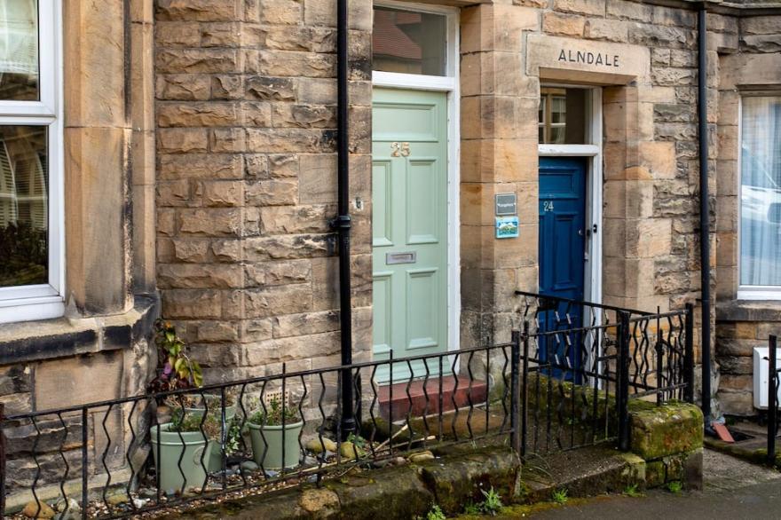 LONGSHORE, pet friendly, character holiday cottage in Alnmouth