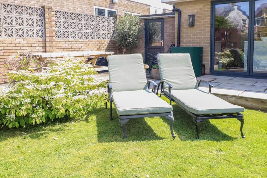 WILLOW, family friendly, country holiday cottage in Beadnell