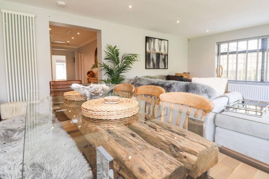 WILLOW, family friendly, country holiday cottage in Beadnell