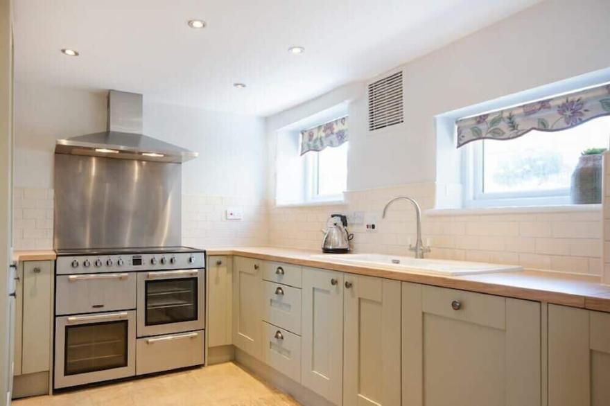 CARGOES, pet friendly, country holiday cottage in Craster