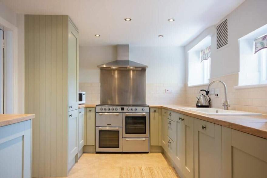 CARGOES, pet friendly, country holiday cottage in Craster