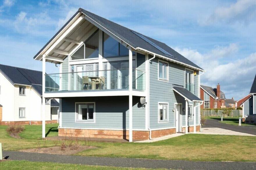 SABLE SANDS, pet friendly, country holiday cottage in Beadnell