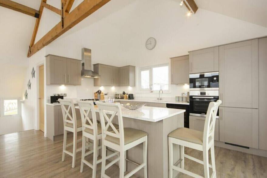 SABLE SANDS, pet friendly, country holiday cottage in Beadnell