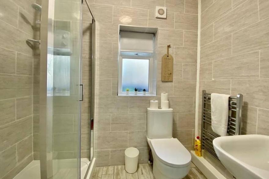 Deluxe 1 Bed Sleeps 3 - Tong Apartment
