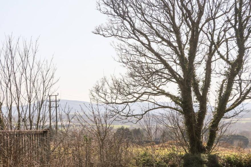 ROSEWARRICK COTTAGE, romantic, with hot tub in Lanivet