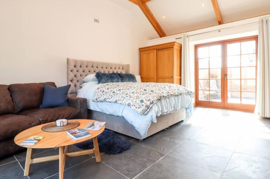 ROSEWARRICK COTTAGE, romantic, with hot tub in Lanivet
