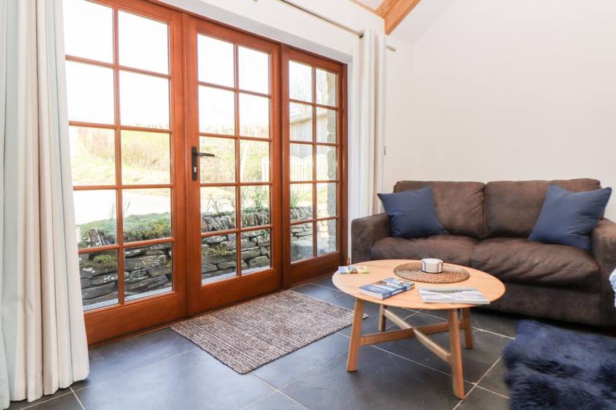 ROSEWARRICK COTTAGE, romantic, with hot tub in Lanivet