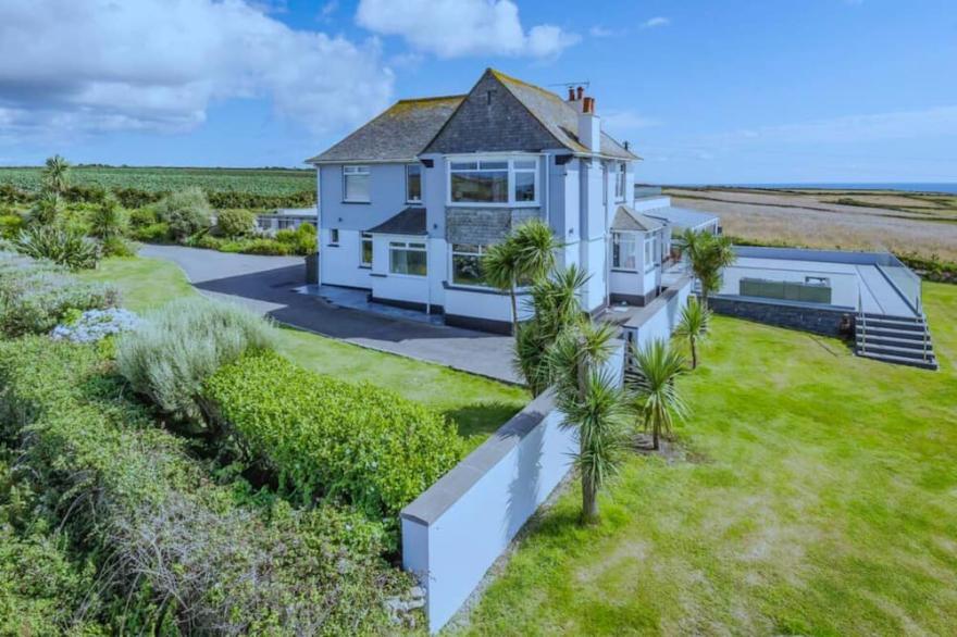 Lands-end House with swimming Pool hosting 12 guests