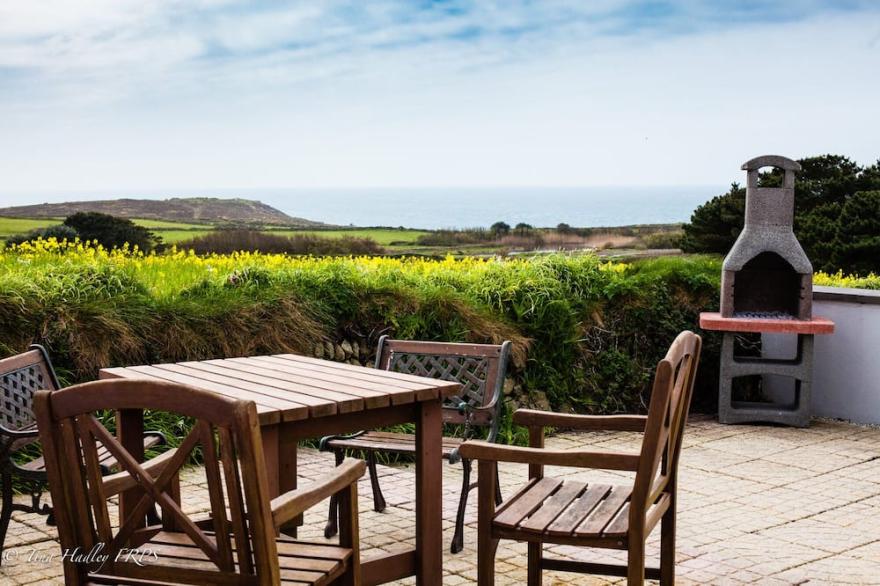 Lands-end House with swimming Pool hosting 12 guests