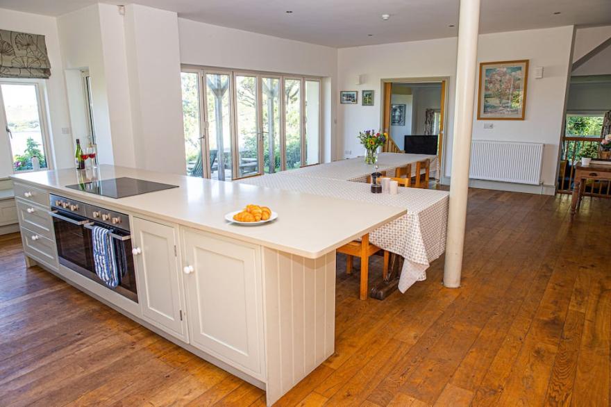 White Horses, Bantham in South Devon, sleeps up to 16, short walk from the beach