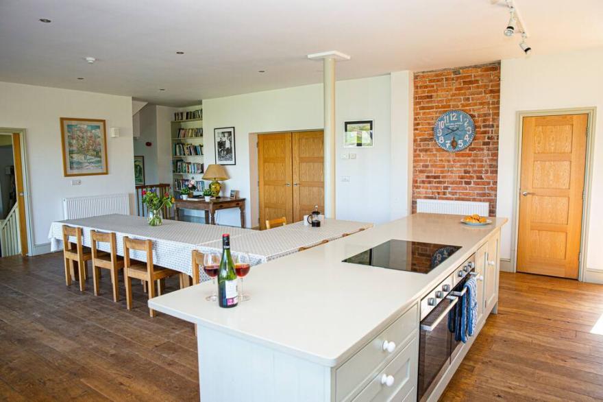 White Horses, Bantham in South Devon, sleeps up to 16, short walk from the beach